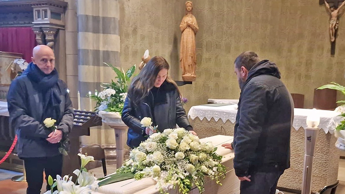 I genitori di Yana Malayko durante il funerale della ragazza uccisa