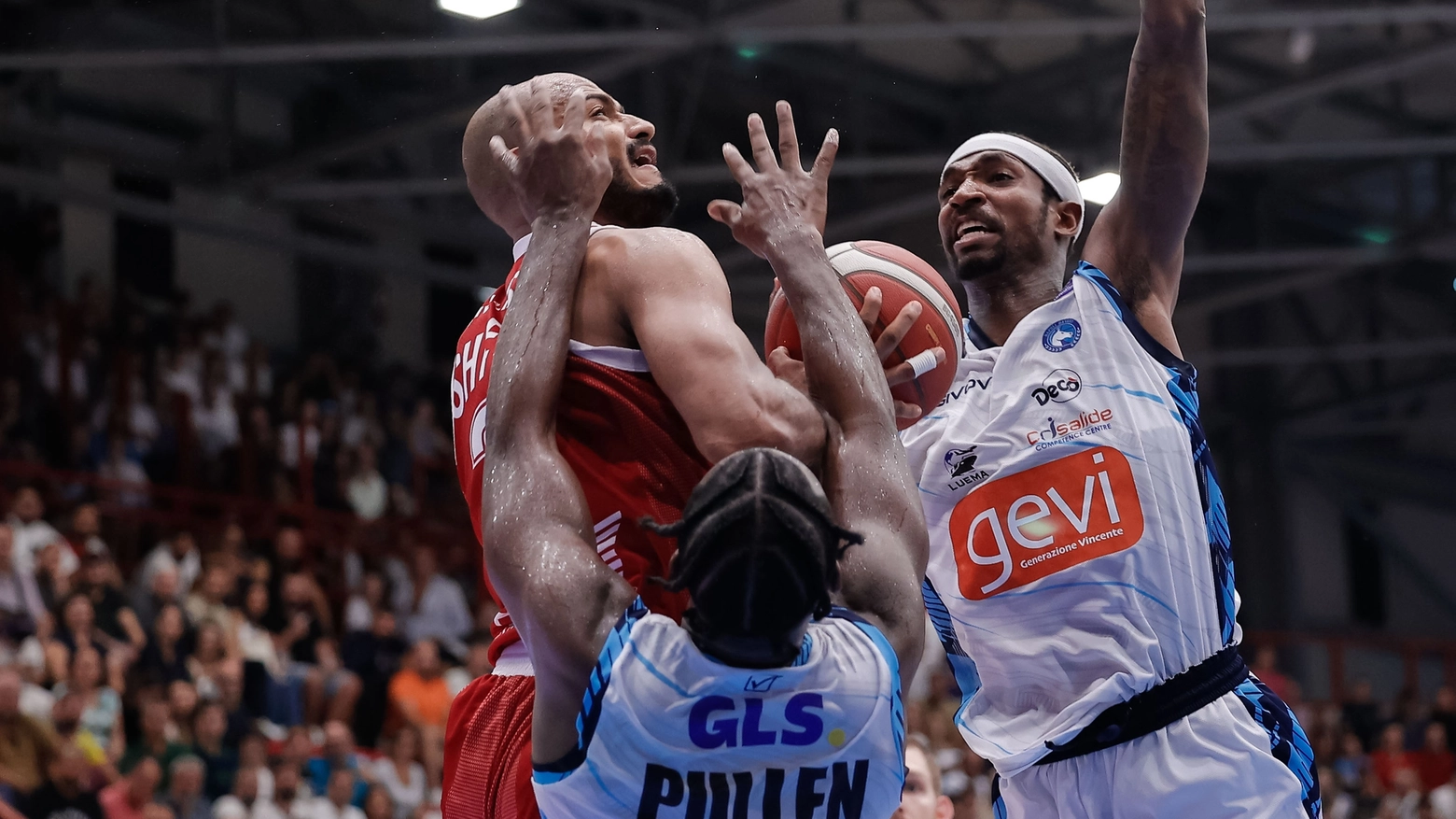Shavon Shields, imbrigliato dalla difesa di Napoli Shavon Shields, imbrigliato dalla difesa di Napoli