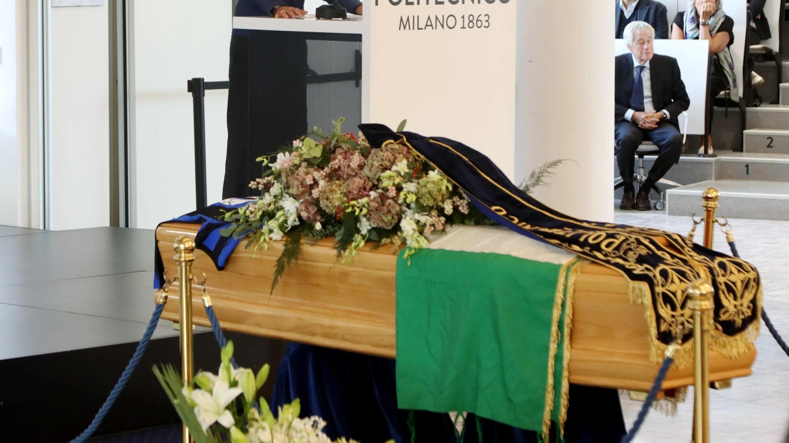 I funerali al Politecnico. L’addio al prorettore in un’aula: "È la lezione di Federico Bucci papà, nonno, custode del bello"