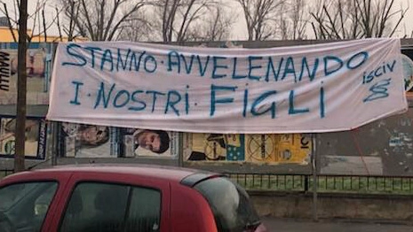 Lo striscione affisso alla recinzione della scuola  di via Papa Giovanni XXIII