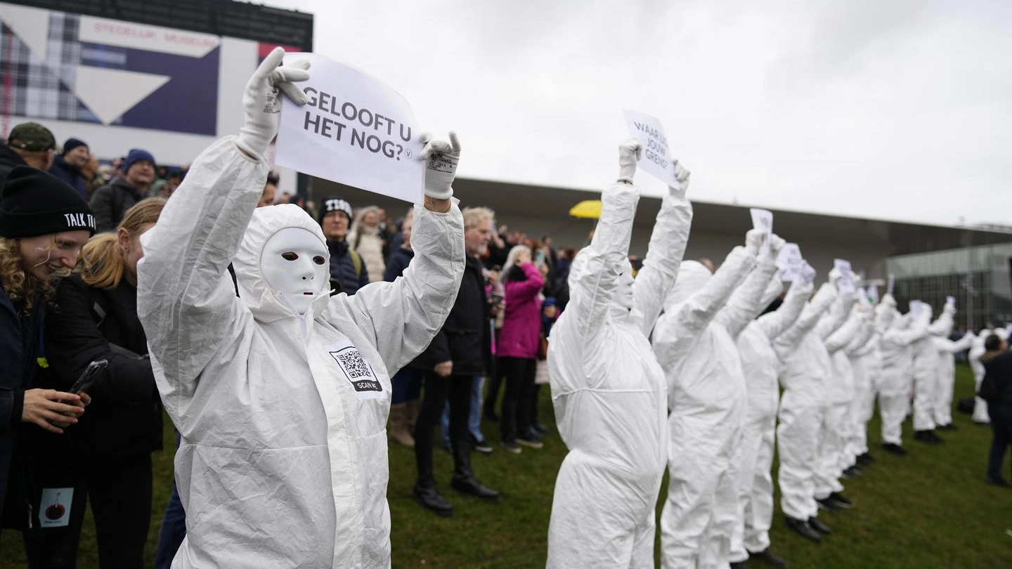 Una manifestazione di protesta contro il lockdown in Olanda