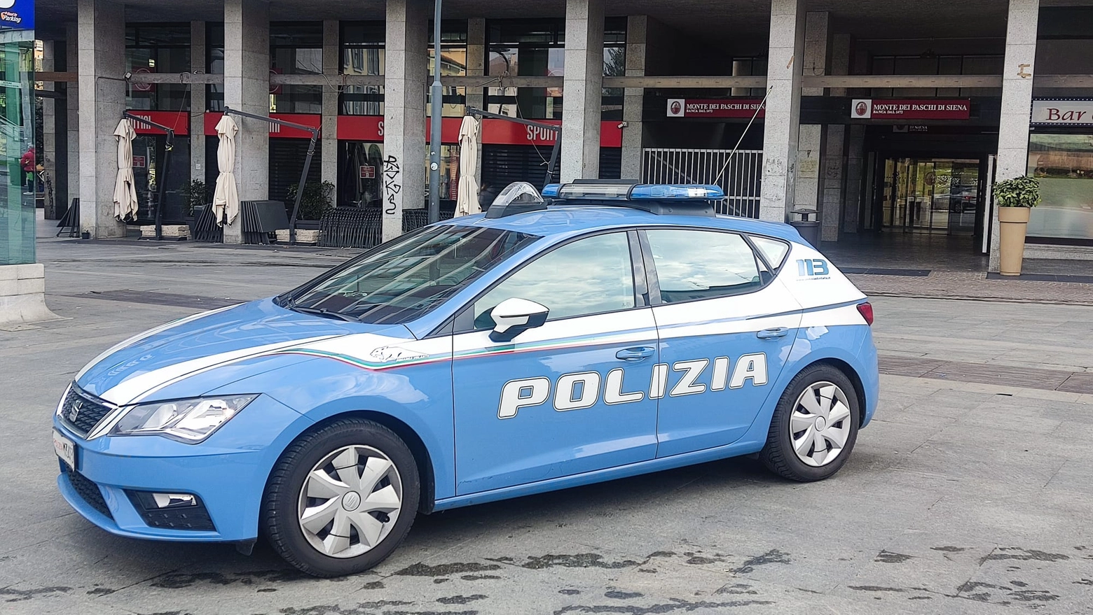 Un'auto della polizia della Questura di Monza (foto d'archivio)