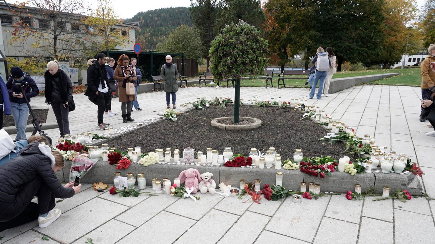 Fiori a Kongsberg per le vittime della strage