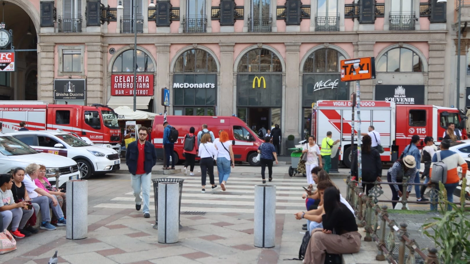 I Vigili del fuoco intervengono fuori dal McDonald's di piazza Duomo