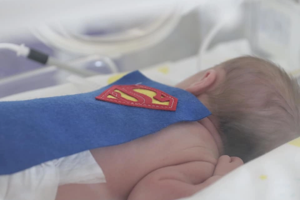 Uno dei piccoli del reparto vestito da Superman