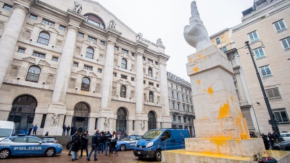 L'atto vandalico sull'opera di Maurizio Cattelan comunemente nota come Il Dito