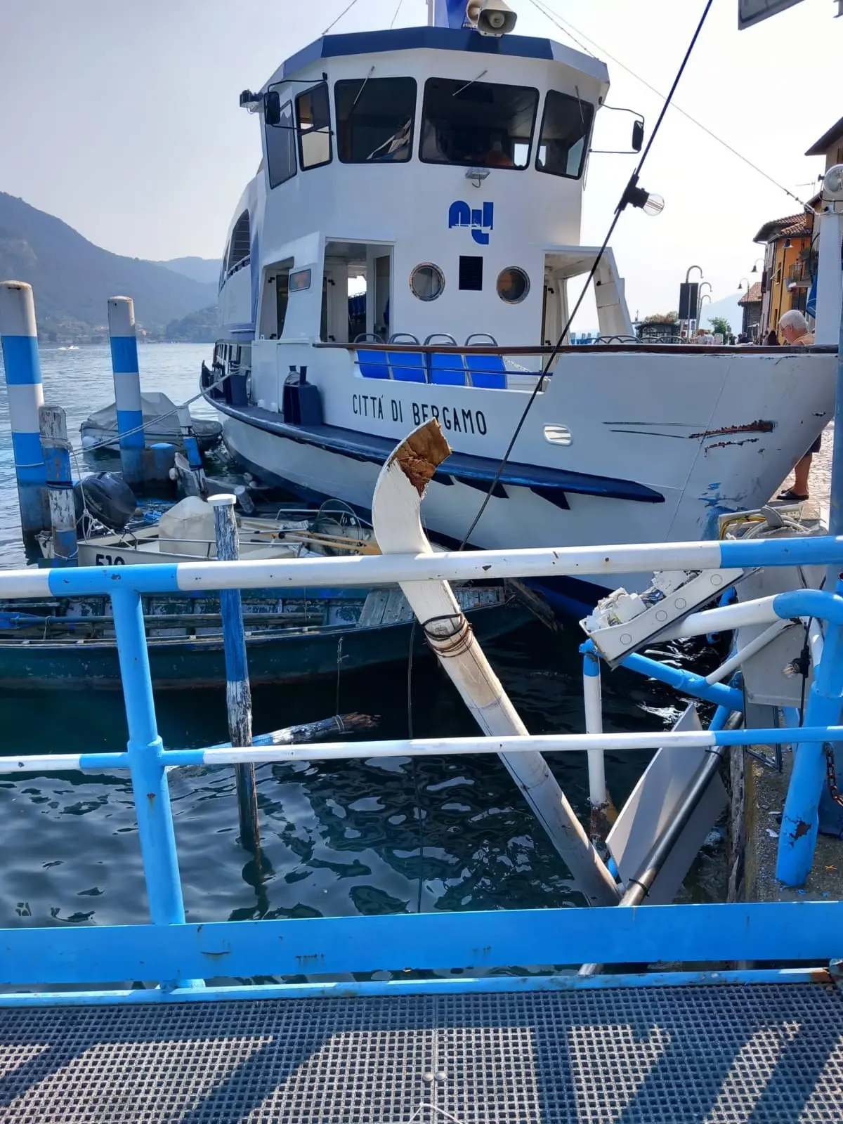 Monte Isola, motonave fuori controllo si schianta contro la banchina: due barche affondate / IL VIDEO