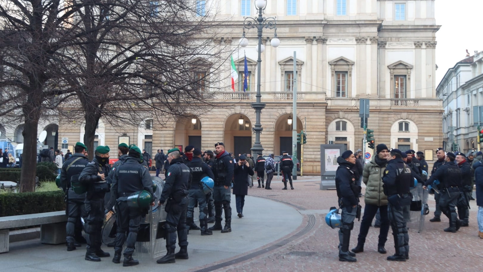 Lo schieramento di forze dell'ordine in piazza della Scala per la Prima del Don Carlo (Foto Salmoirago)