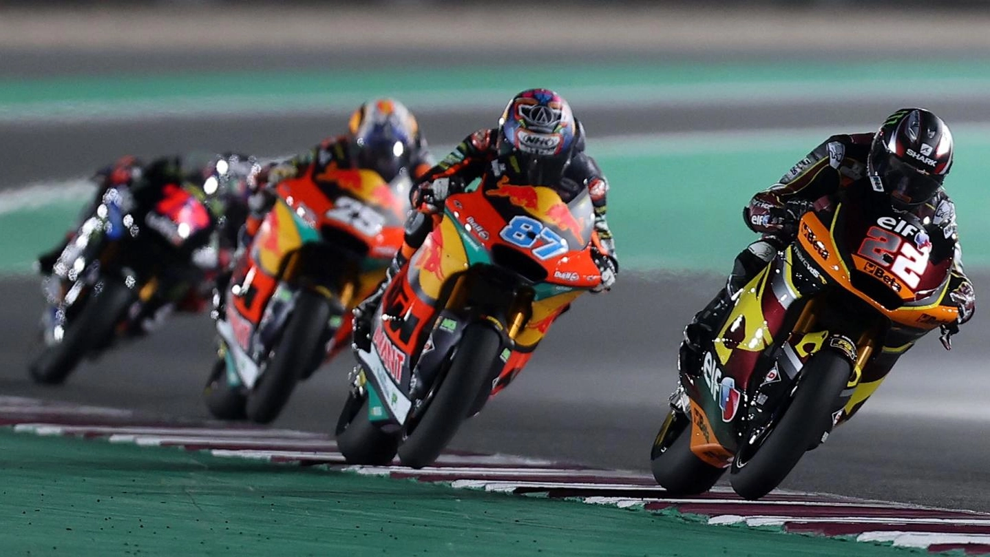 Un momento chiave della gara di Moto2 in Qatar