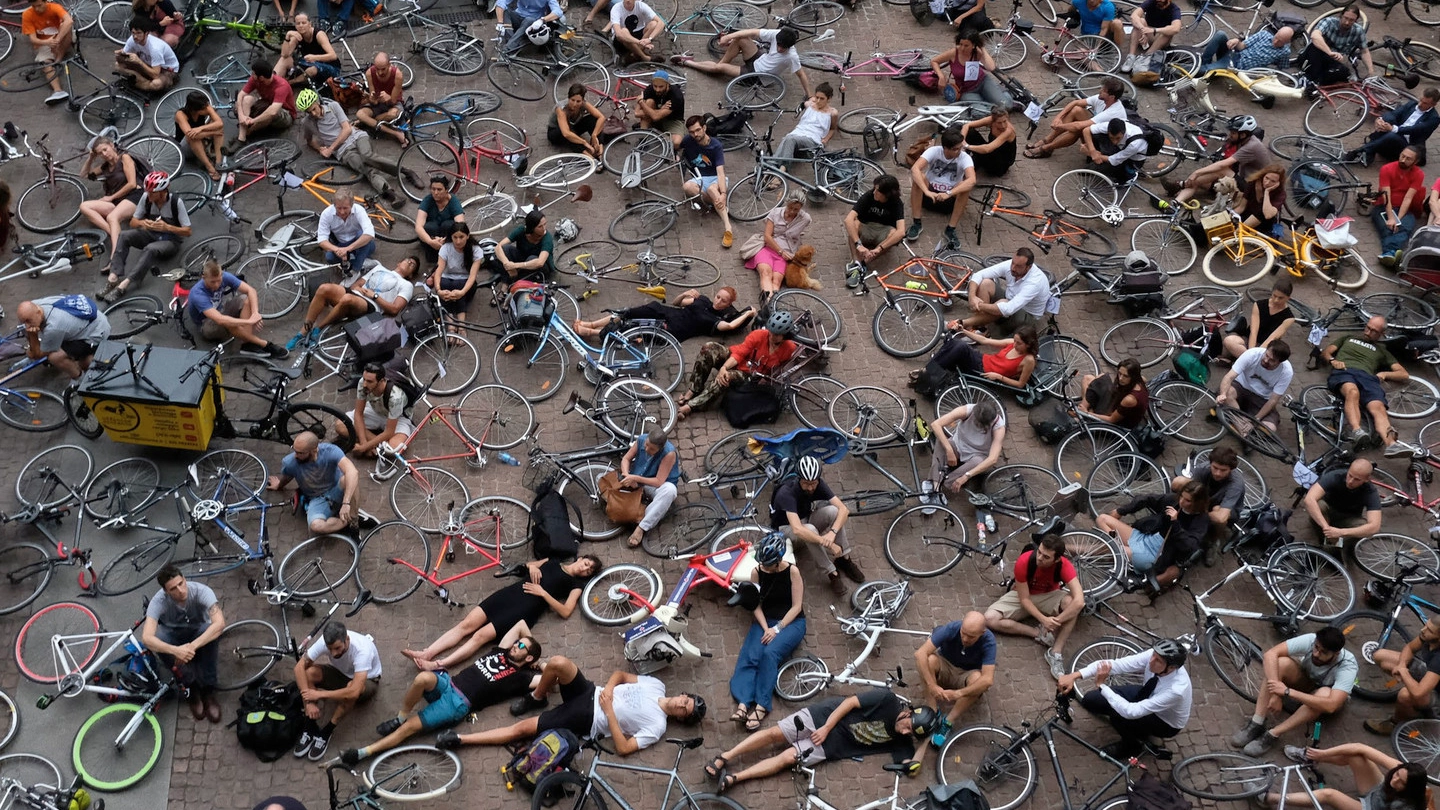 Protesta dei ciclisti in piazza Scala prima dell'emergenza Covid