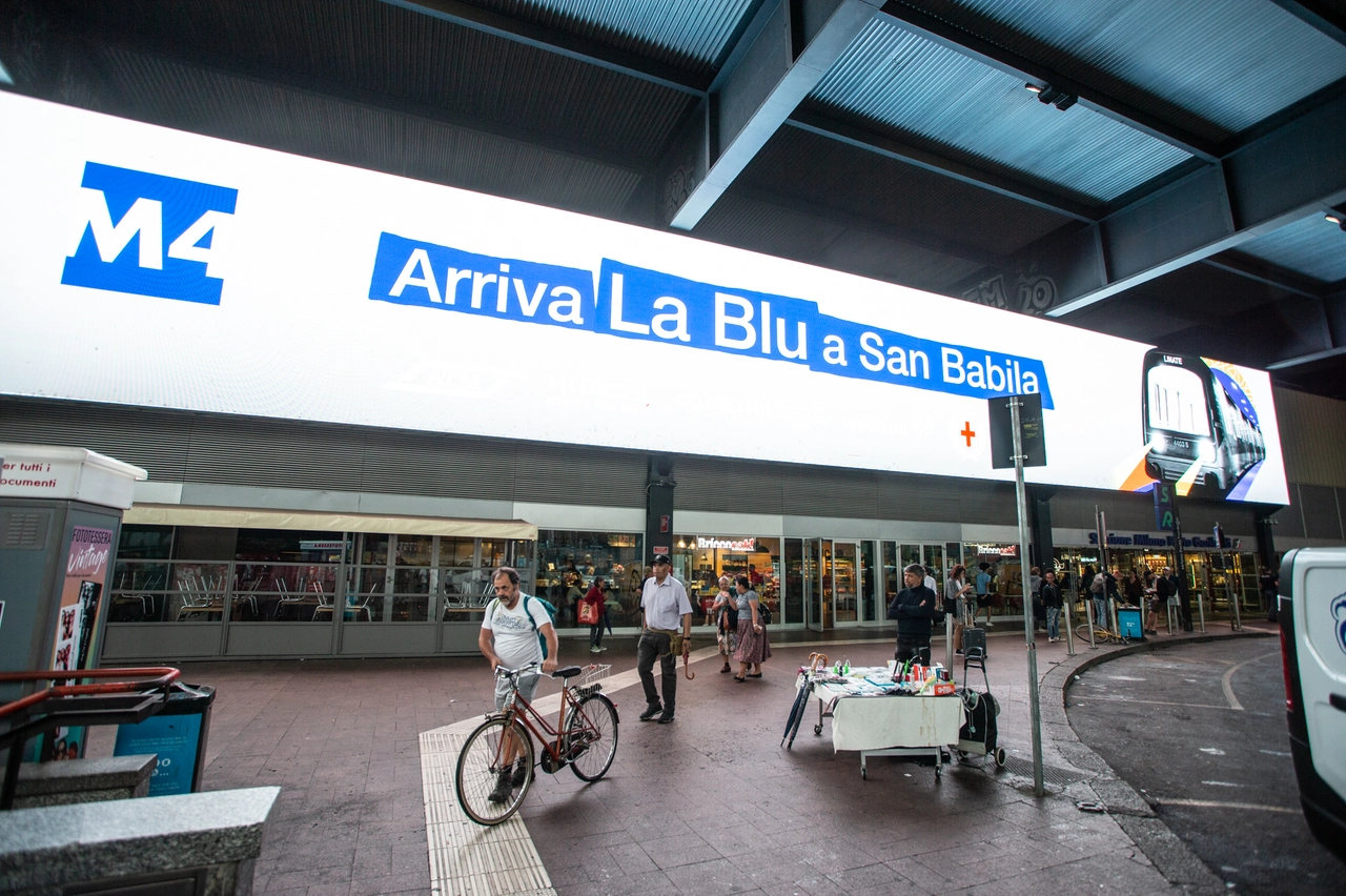 I banner pubblicitari annunciano il via alla M4