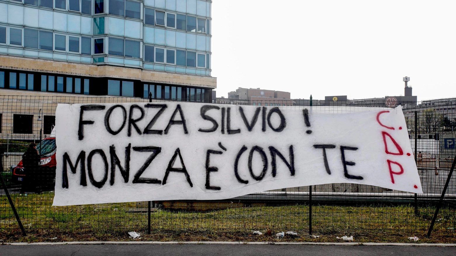 Striscione dei tifosi del Monza per Silvio Berlusconi