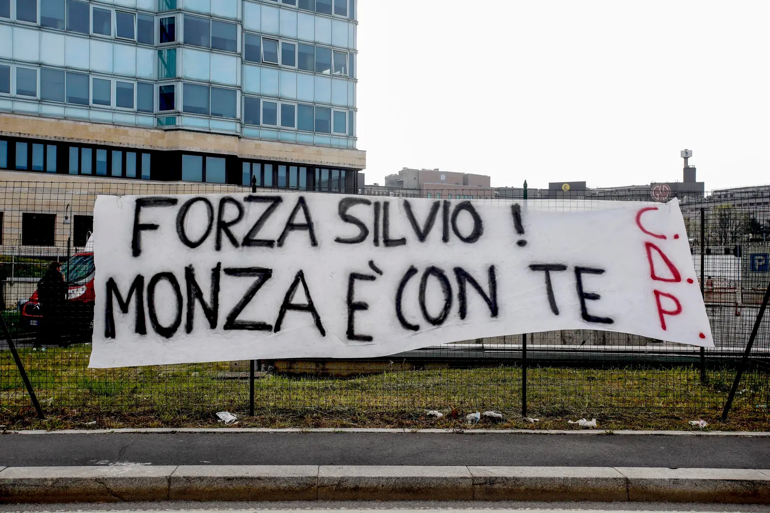 Striscione dei tifosi del Monza per Silvio Berlusconi