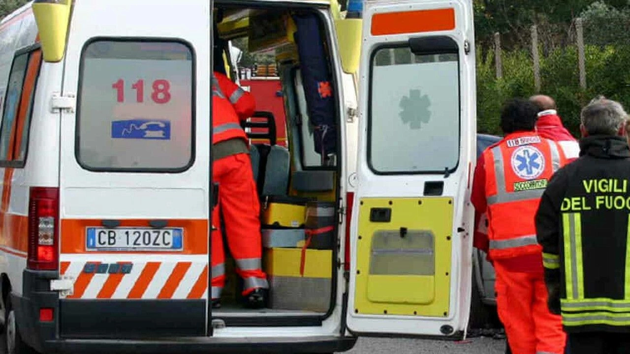 Ambulanza e Vigili del fuoco (Foto archivio)