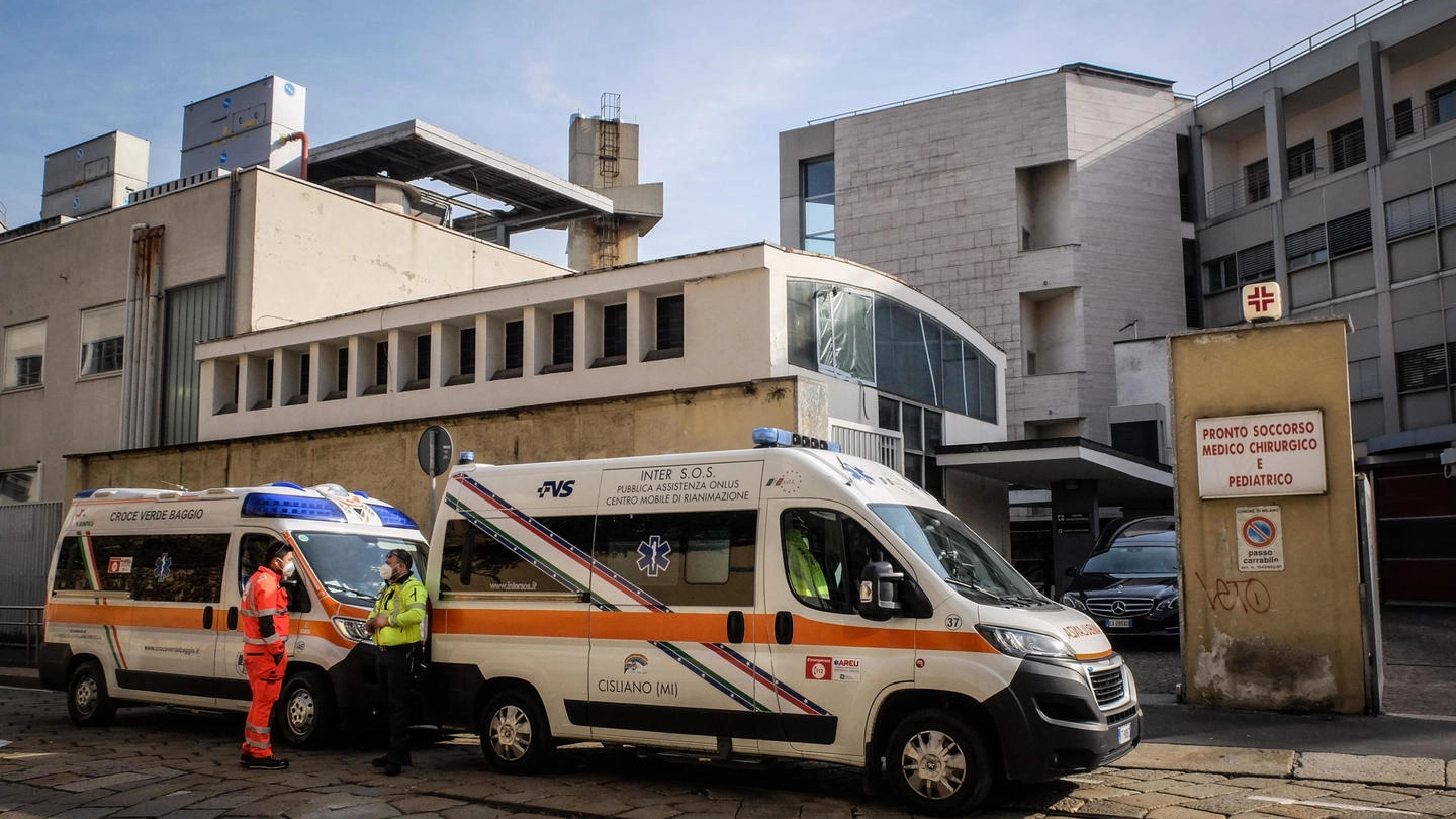 Ambulanze in coda al pronto soccorso dell'Ospedale Fatebenefratelli a Milano