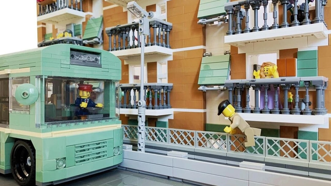 La scena del bus di Fantozzi riprodotta coi Lego