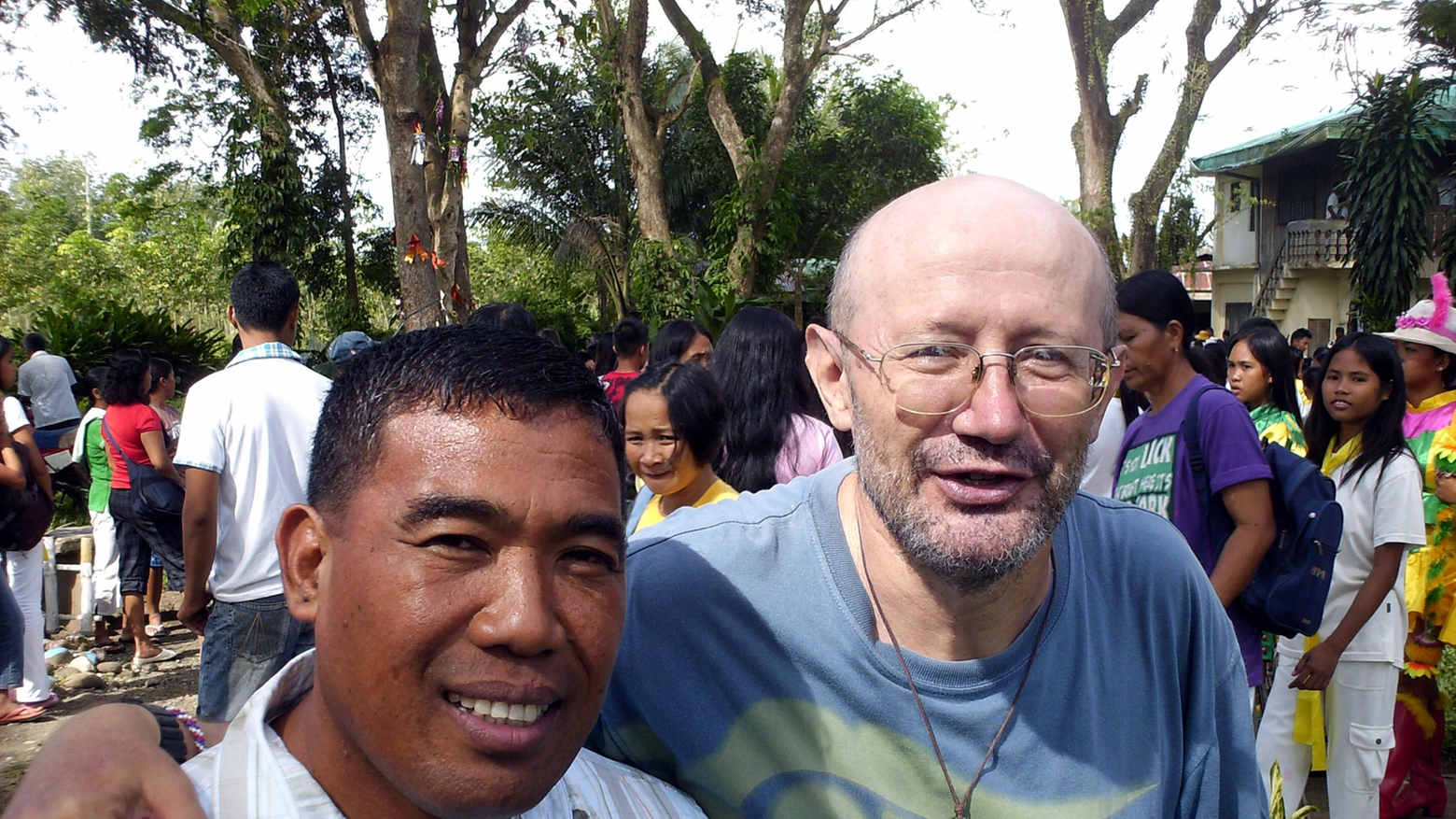 A destra padre Fausto Tentorio