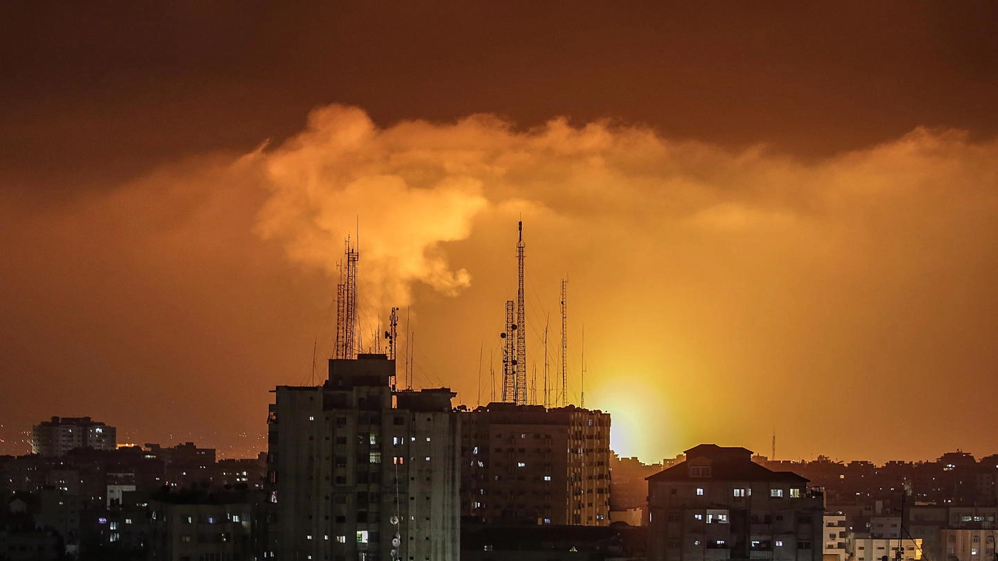 Fumo nella notte di Gaza (Ansa)