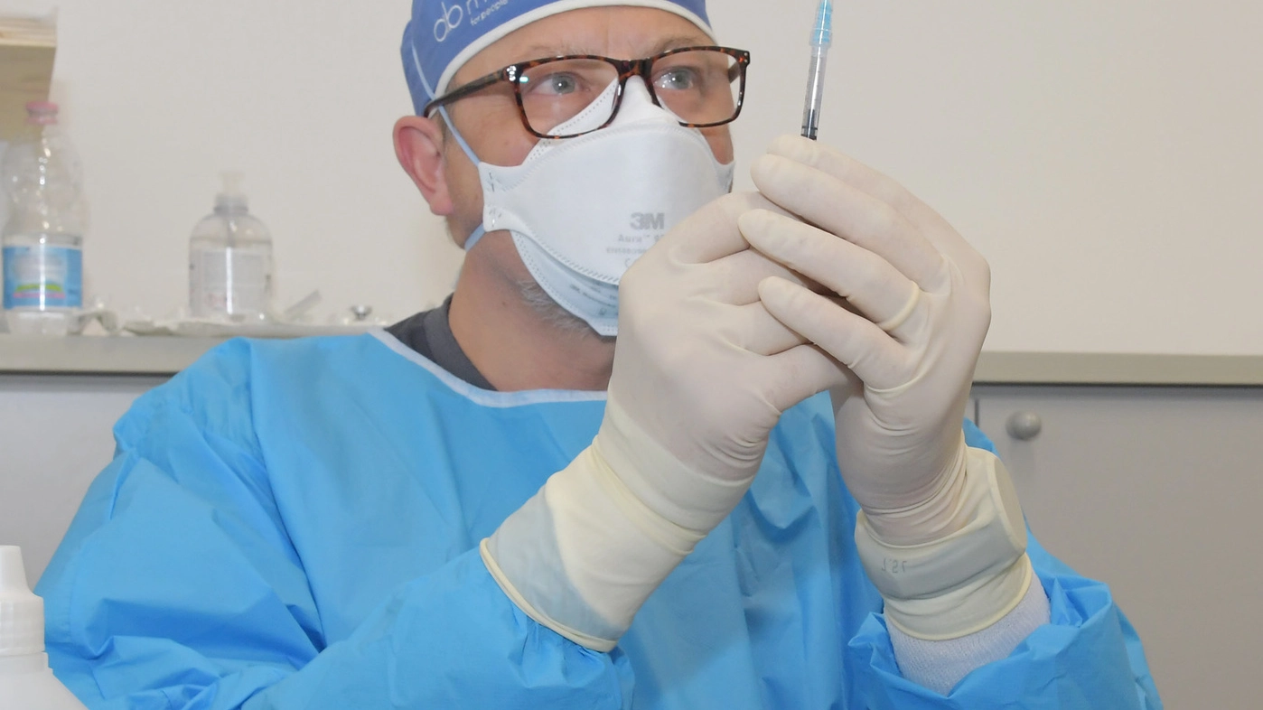 Un operatore sanitario impegnato nella campagna vaccinale a Pavia