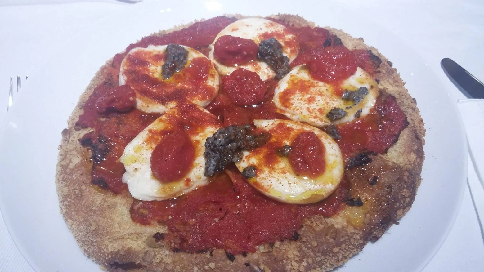 Pizza margherita da 'Cracco' in Galleria (Foto Twitter)