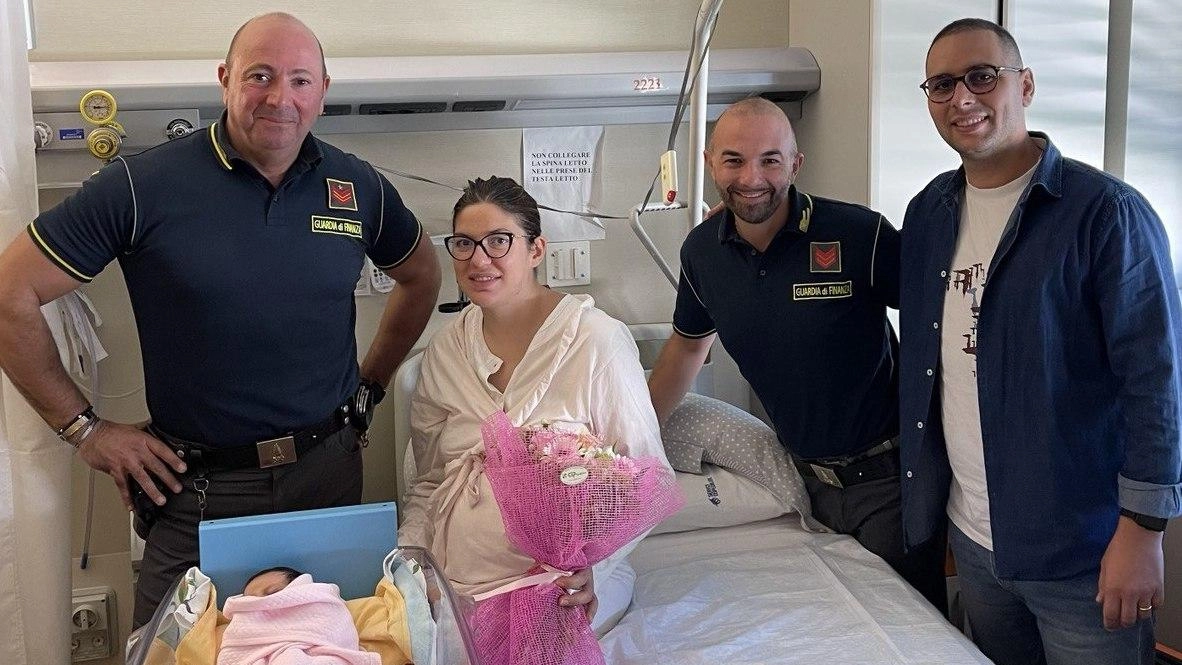 La GdF scorta auto di una donna con le doglie e bloccata nel traffico La GdF scorta auto di una donna con le doglie e bloccata nel traffico