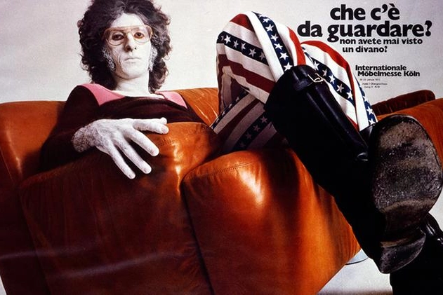 La pubblicità per i divani Busnelli con Franco Battiato firmata da Gianni Sassi (1971)