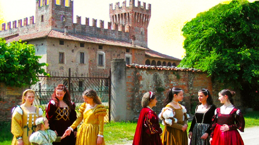 Una manifestazione nel castello di Malpaga (foto di repertorio)