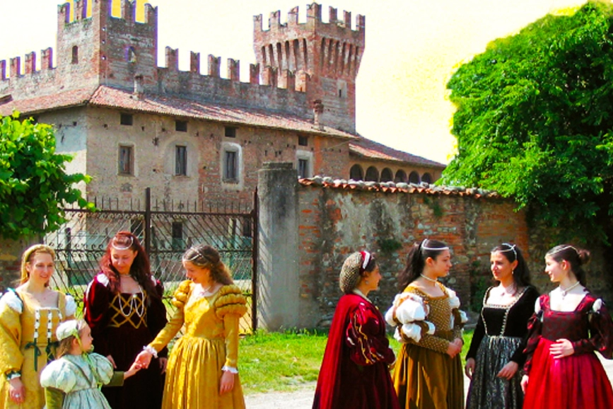 Una manifestazione nel castello di Malpaga (foto di repertorio)