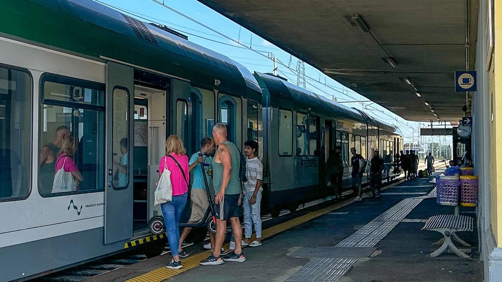 Faccia a faccia con il Comune I pendolari: "Vogliamo più fermate" Faccia a faccia con il Comune I pendolari: "Vogliamo più fermate"