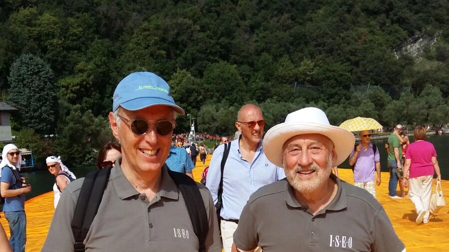 L'economista più noto al mondo ha passeggiato sulla passerella accompagnato dal sindaco di Iseo Riccardo Venchiarutti