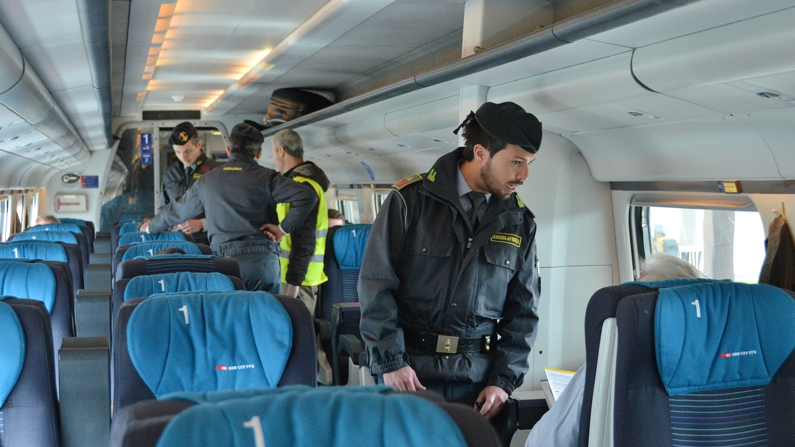 Controlli della Finanza sul treno (foto archivio) Controlli della Finanza sul treno (foto archivio)