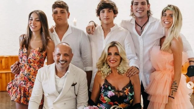 Sinisa Mihajlovic con la moglie Arianna Rapaccioni e i loro cinque figli (Foto Instagram)