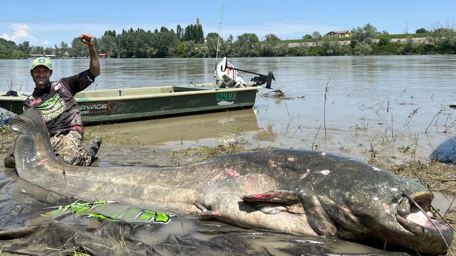 Alessandro Biancardi e il pesce siluro (Foto facebook)