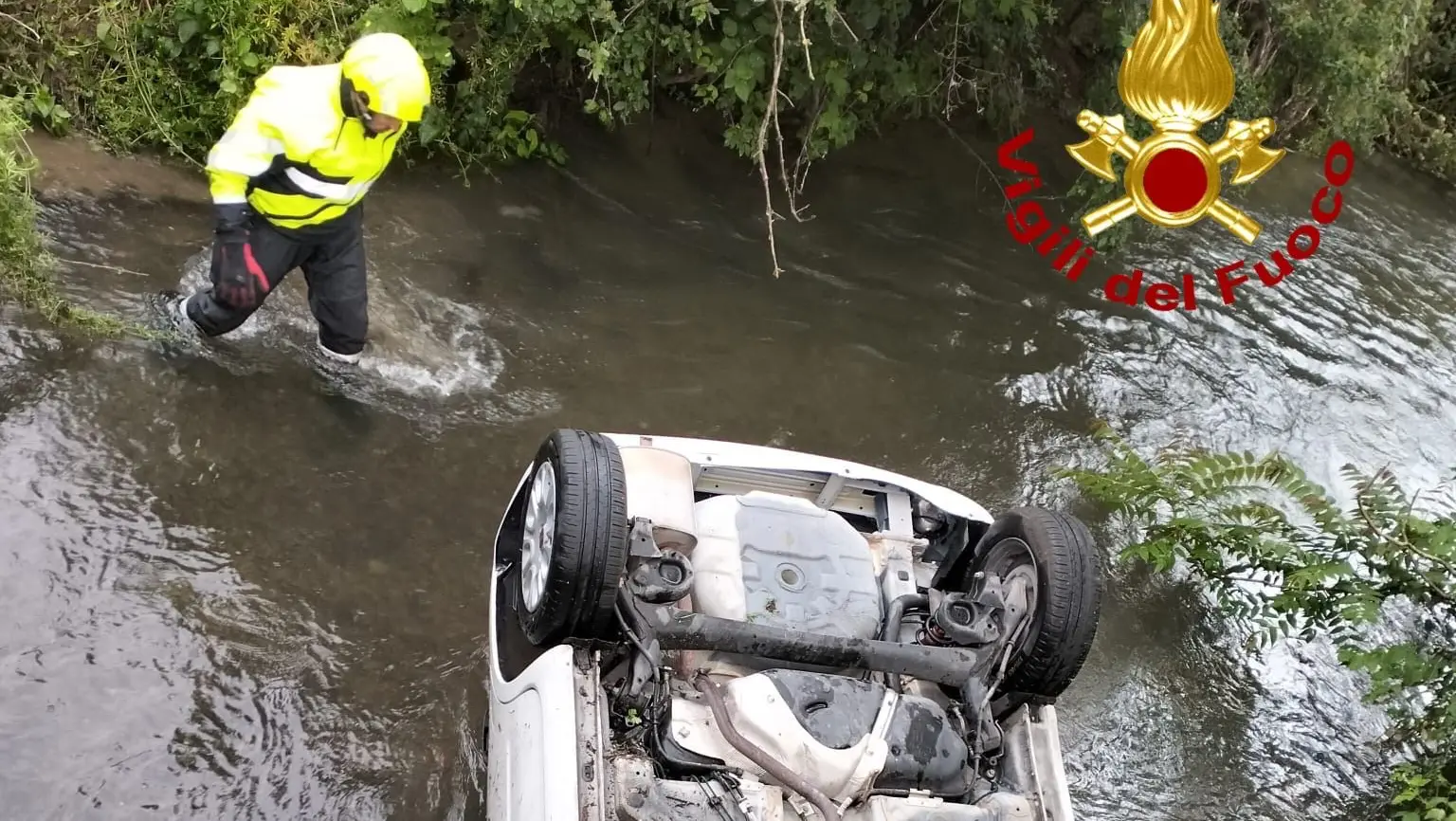 L'auto capovolta nella roggia L'auto capovolta nella roggia