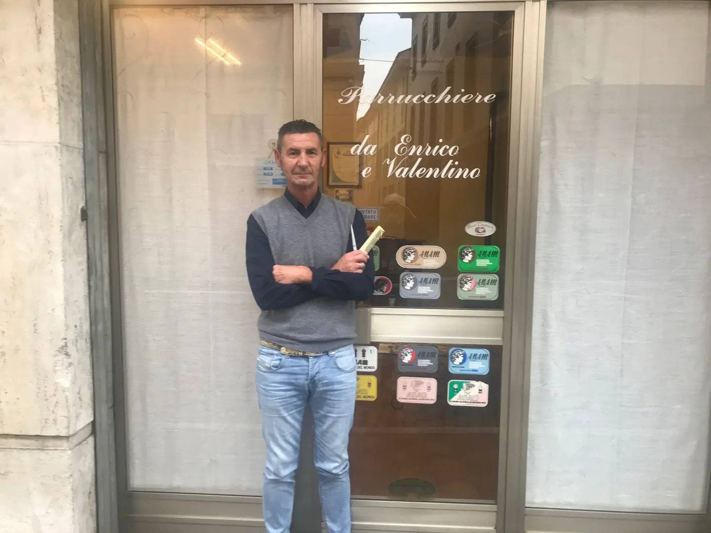 Crema, lo storico barbiere diventa vetrina da premio