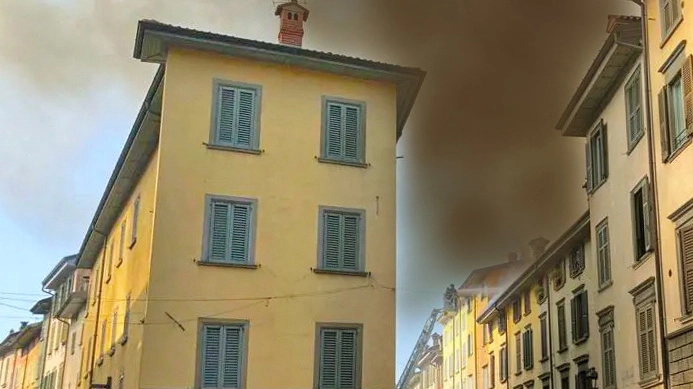 L'incendio in via Moroni L'incendio in via Moroni