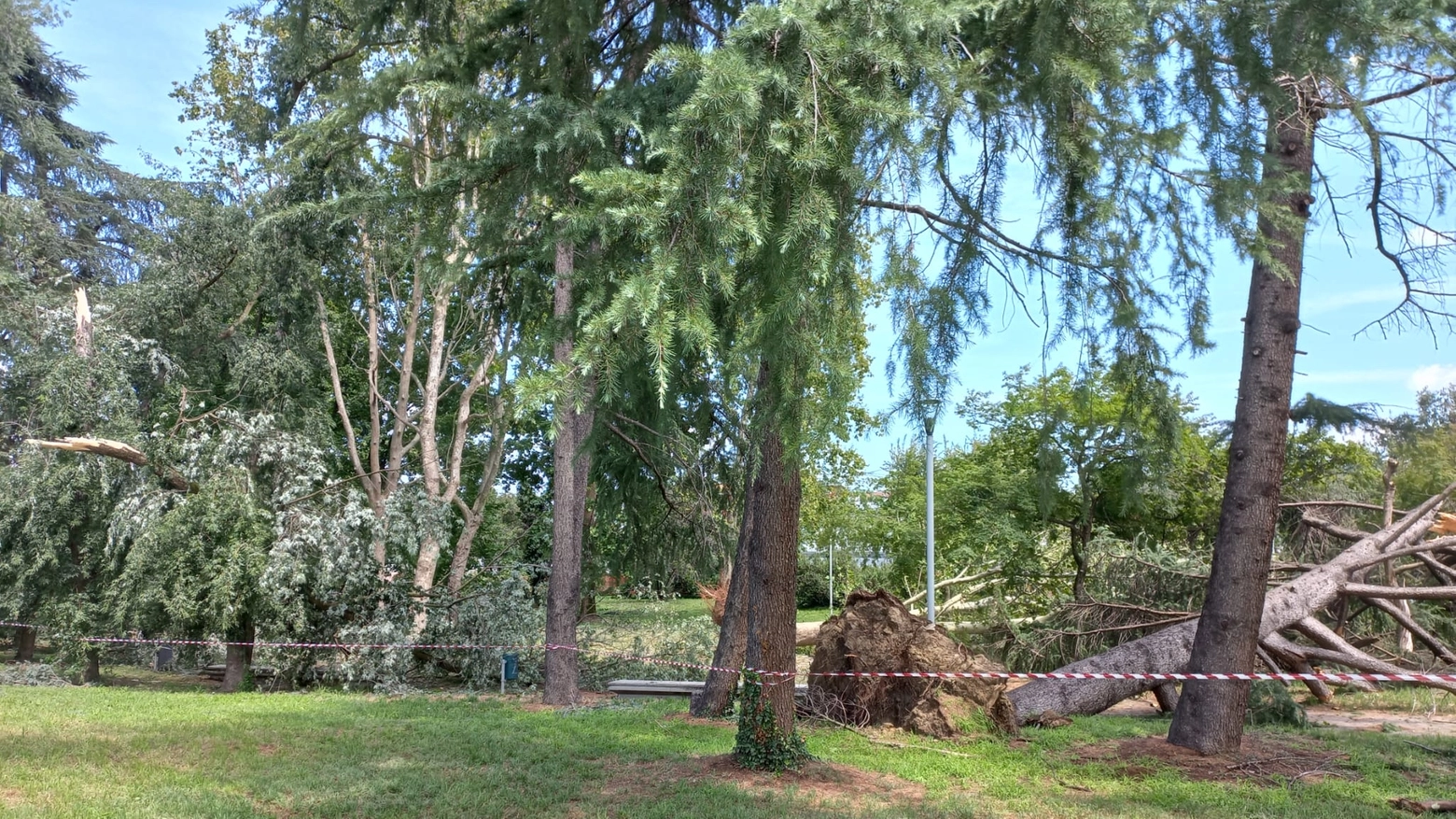 Rozzano, parco giochi chiuso perchè  pericoloso