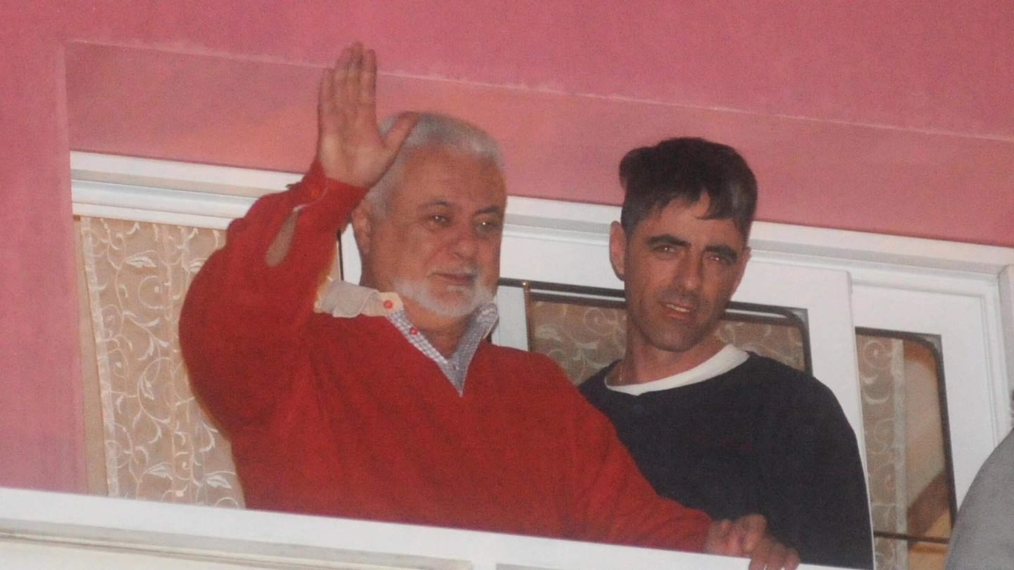 Francesco Sicignano al balcone saluta il corteo di solidarietà a Vaprio d'Adda