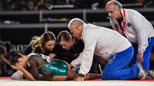 I primi soccorsi a Vanessa Ferrari dopo il grave infortunio patito a Montreal 