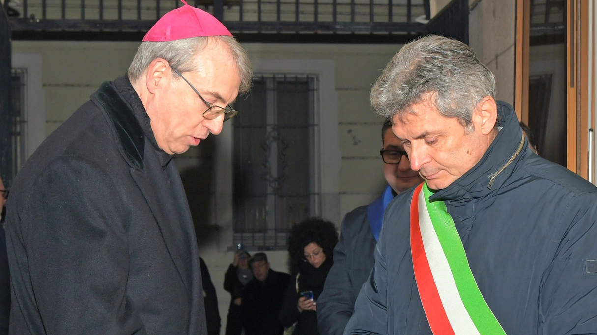 Il vescovo Corrado Sanguineti con il sindaco Fabrizio Fracassi 