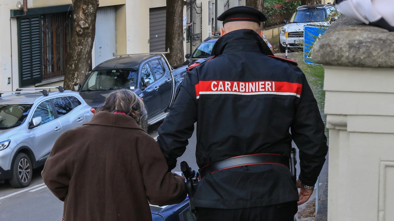 Il giovane fermato mentre stava truffando una 72enne. Il bottino da 8mila euro recuperato e restituito ai legittimi proprietari. Si cerca il suo complice