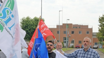 Scoppia un’altra rivolta Agente preso a calci e ferito con un bastone La rabbia dei sindacati