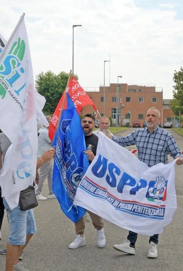 Scoppia un’altra rivolta Agente preso a calci e ferito con un bastone La rabbia dei sindacati