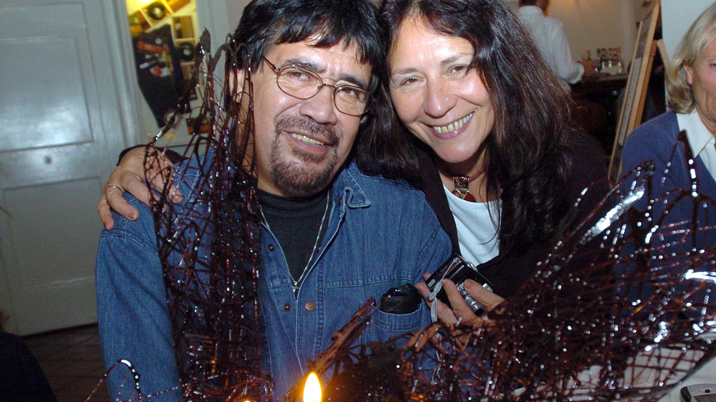 Luis Sepulveda con la moglie Carmen Yanez in una foto del 2006 (Ansa)