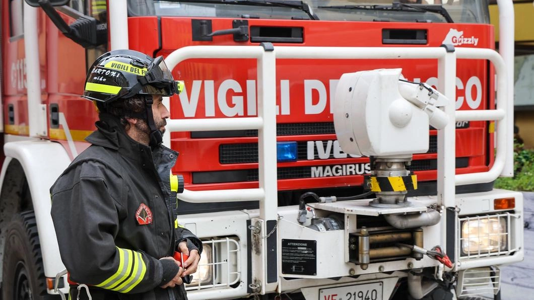 Tragedia a Laveno Mombello in un alloggio senza energia elettrica. Un uomo di 73 anni, originario di Pavia, è morto nell’incendio notturno.