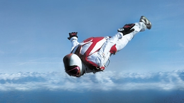 Tuta alare, sogno realizzato del volo: Patrick de Gayardon, l’ispirazione dagli scoiattoli, i rischi