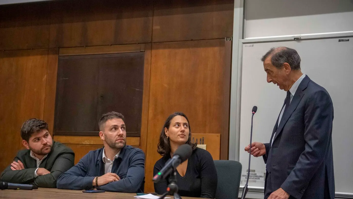 Il sindaco di Milano, Beppe Sala, durante l'incontro con politici, rettori e studenti