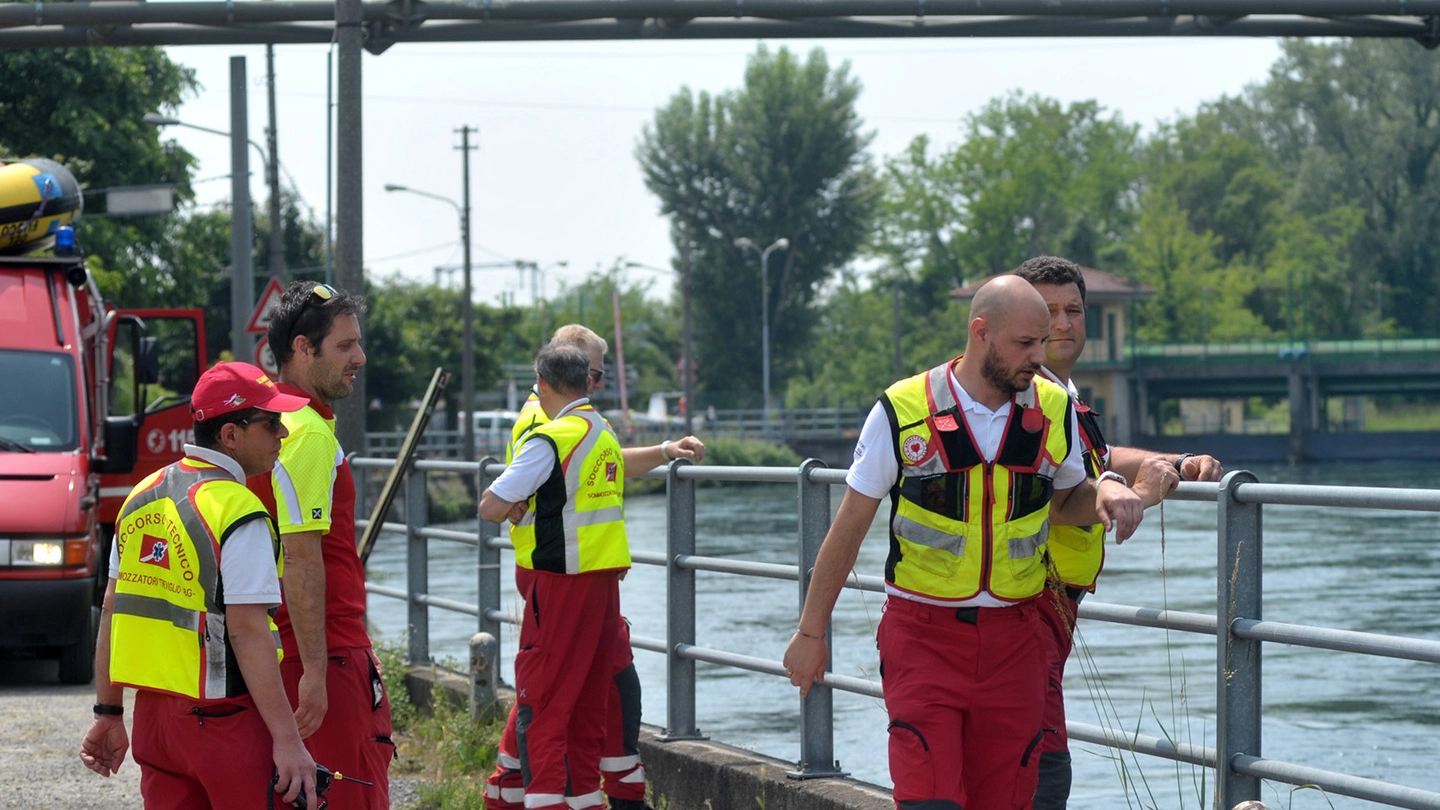I soccorritori lungo il canale