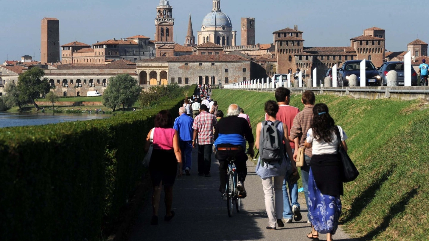 Turisti si avvicinano al centro storico di Mantova