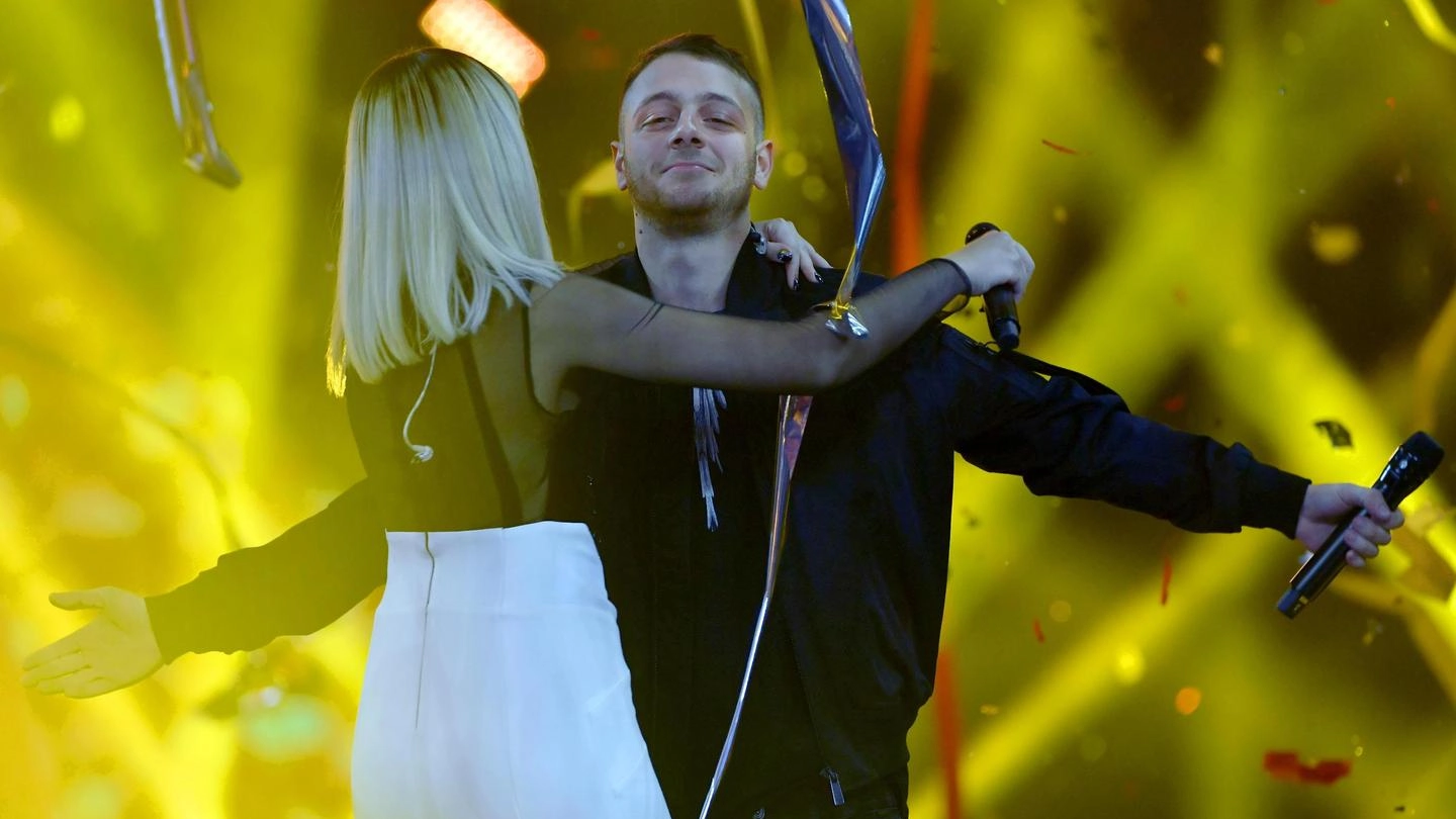 Anastasio festeggia la vittoria nella finale di X Factor, con Naomi seconda (Ansa)